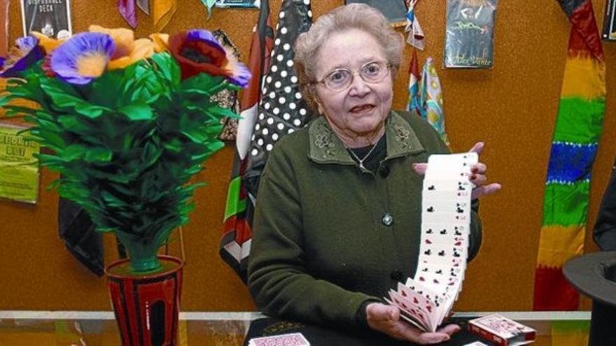 06.03.2024_Dama de Nit presenta a Teresa Gutsens i de Convidat Carles Ferrandis i Gutsens Inventor i fabricant de tota mena d’estris per a il·lusionistes    